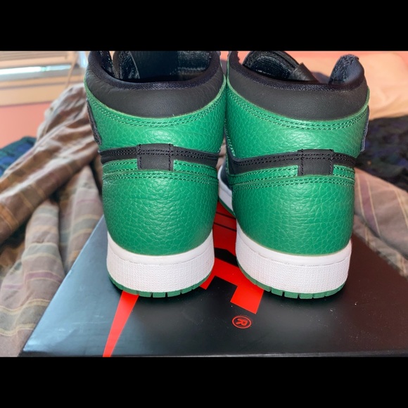 SOLD Retro Jordan 1s ‘ pine green’ - Picture 5 of 6